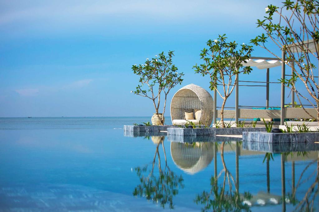 hồ bơi tại Melia Hồ Tràm Beach Resort 