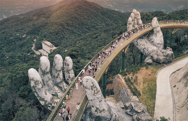 Cầu Vàng top 20 điểm du lịch Đà Nẵng tháng 10